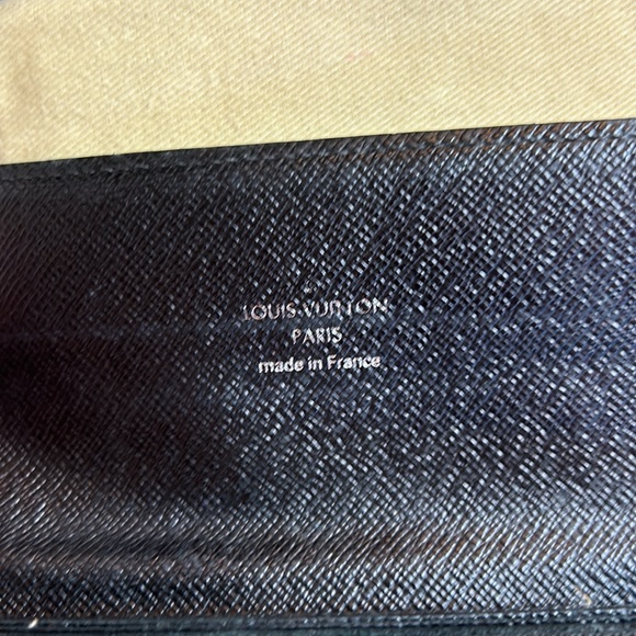 Louis Vuitton Wallet. Comes with a dust bag and a beautiful box. 2 - Picture 4 of 14